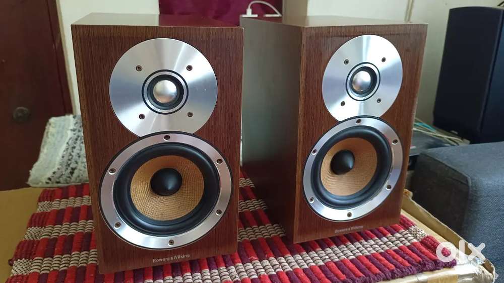 Bowers& Wilkins (B&W) bookshelf speakers