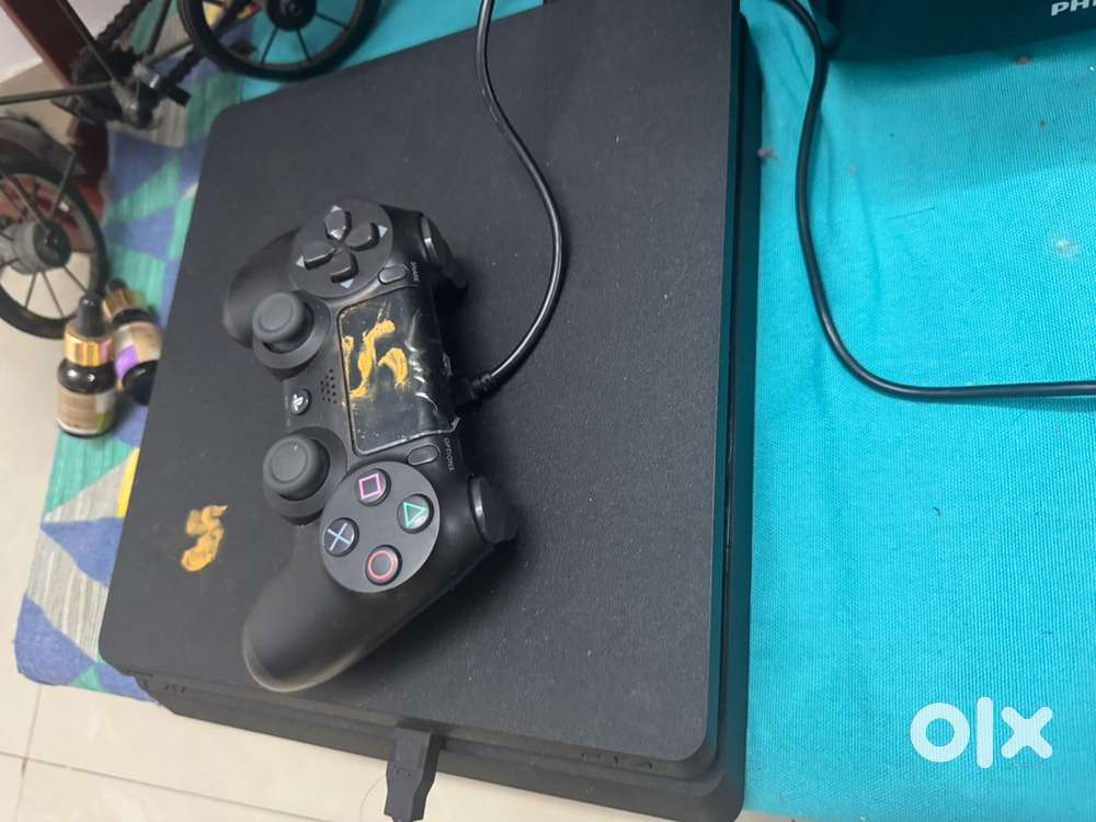 Ps4 500 GB almost new with 2 games