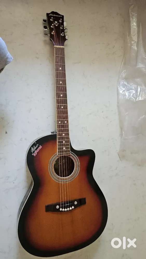 Acoustic Guitar with 3 Plactrums