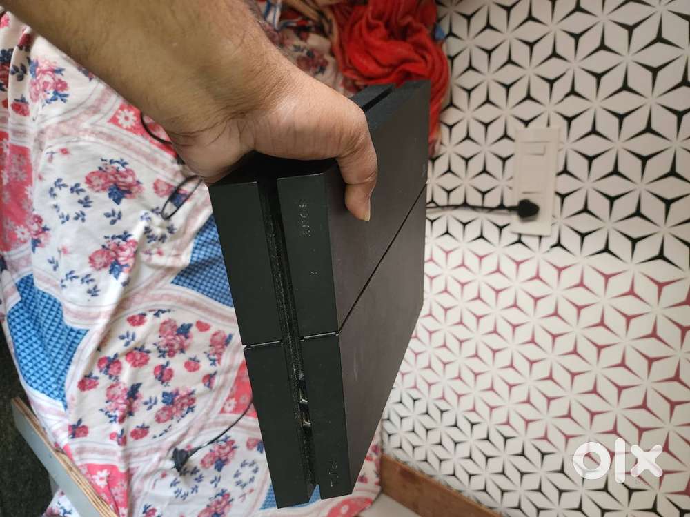 Sony PS4 1TB Console + 7 Games + All Cables – Excellent Condition