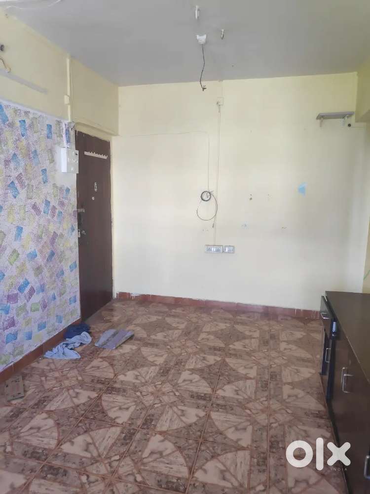 Selling our 1bhk 400 carpet 4th floor without lift ready to move