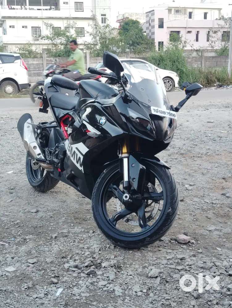 BMW G310RR in showroom track