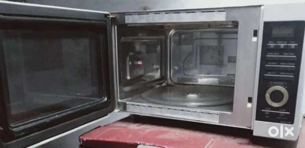 LG MICROWAVE 4 Months old good condition working for sale