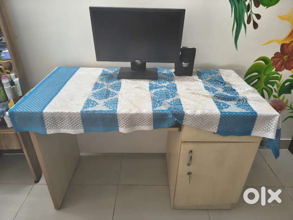 Computer table for sale