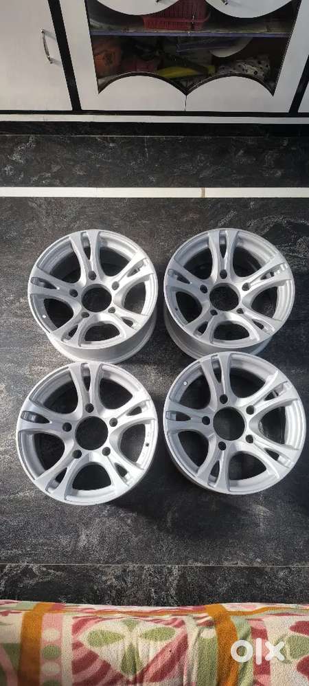 Alloy wheel centre