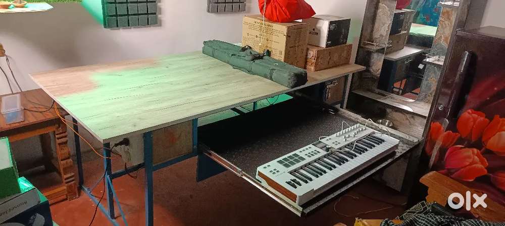 Pc table with speakar hevy wet tebile