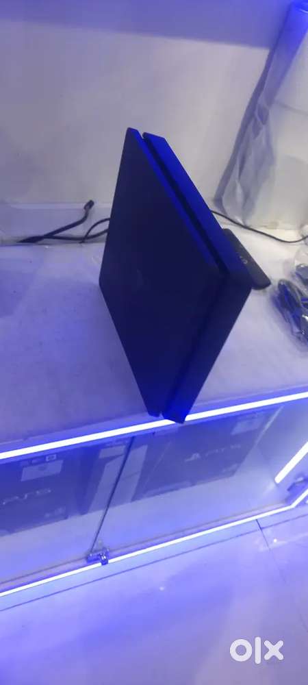 Ps4 brand new 2 days ol only  and box also with 2 remote