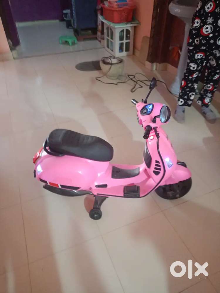 Baby scooter.ek bhi scratch nhi H proper working m h koi bhi Kmi nhi h