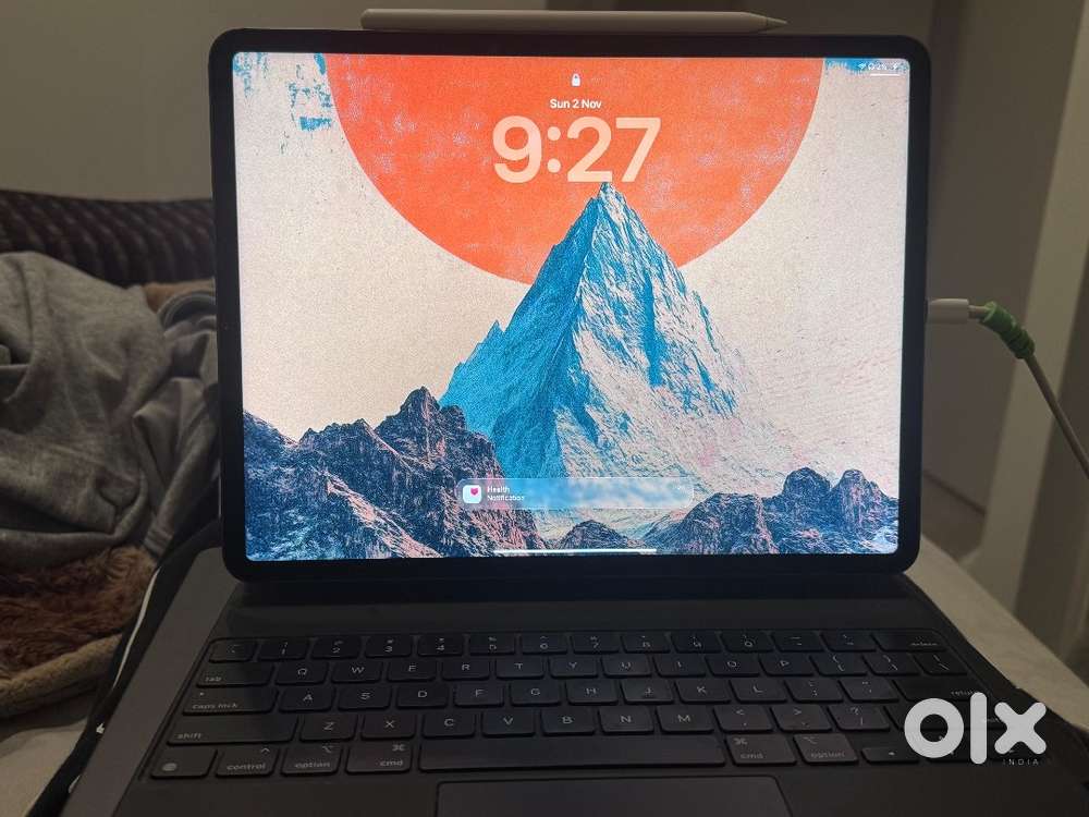 Ipad Pro 12.9 Inch 128GB Ram Cellular with Magic Keyboard and pencil