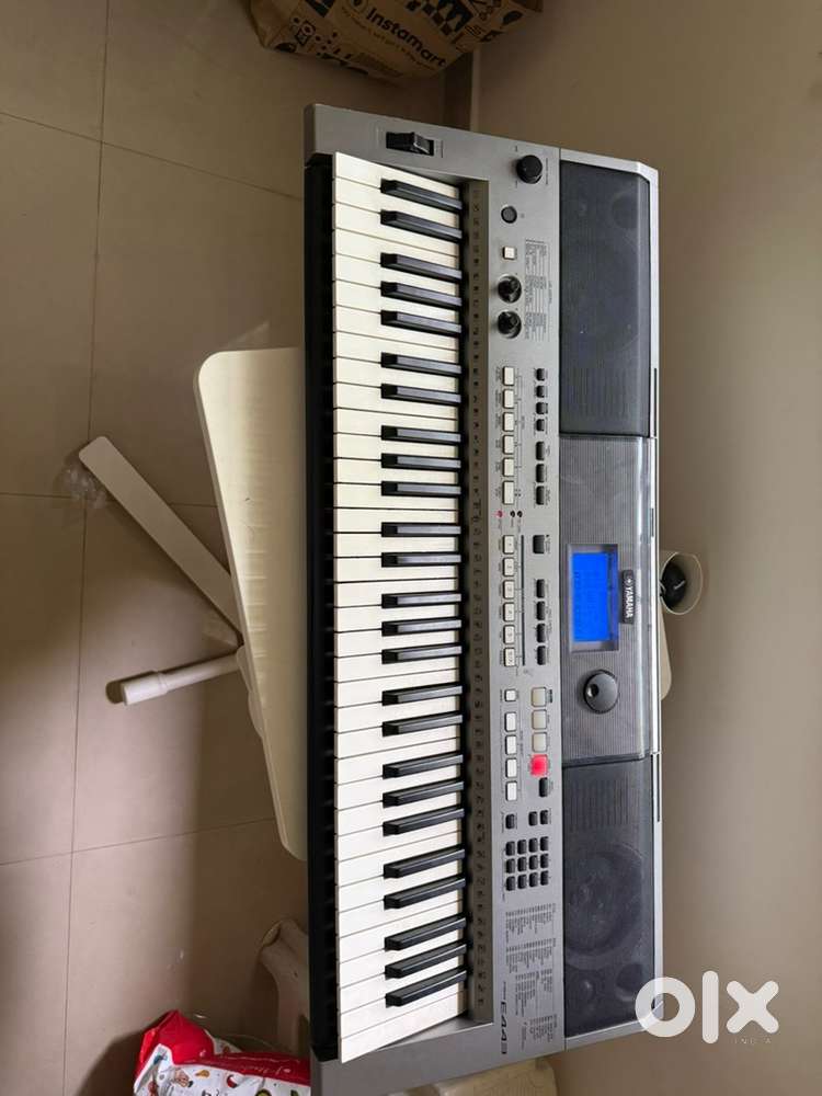 Keyboard Yamaha PSR E443 for sale in good conditiin
