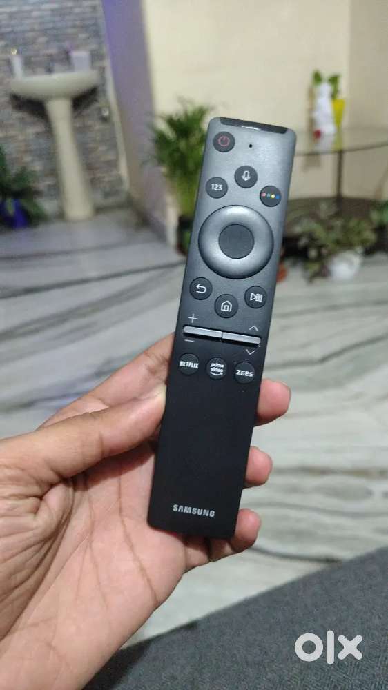 Samsung smart remote with voice assistant