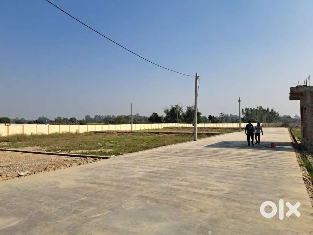 वृन्दावन गेटेड सोसाइटी मे प्लाट ले 30 फ़ीट Rcc रोड पे कॉर्नर उपलब्ध