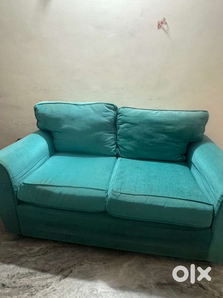 Comfortable 2-Seater Sofa in Excellent Condition – Teal Color