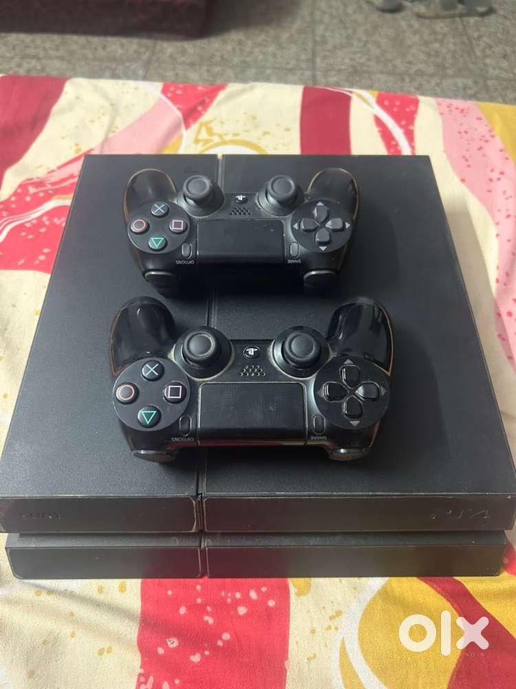 Ps4 2 controllers fully working 4 game cd included