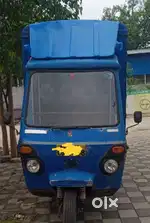 Three wheeler loading auto