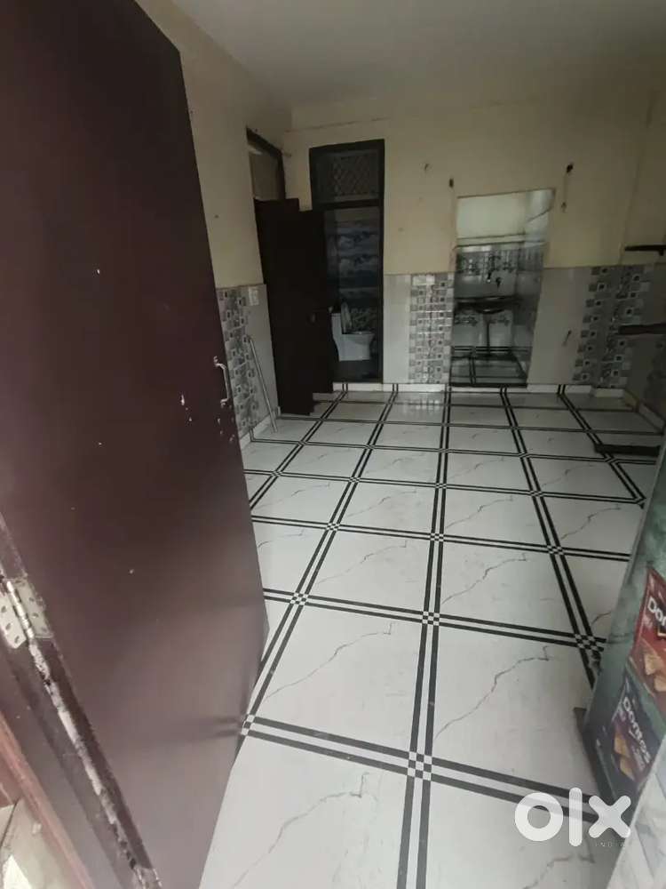 Rent 7000 1rk sarita vihar near Metro station