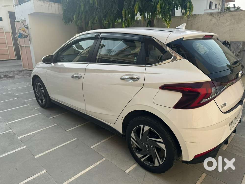 i20 with sunroof top asta 2023 Petrol 39000