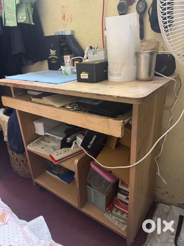 Computer table in good condition