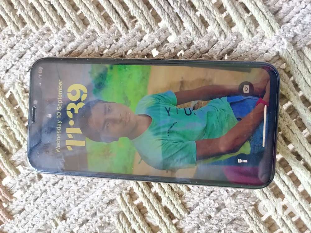Badiya phone h halka piche kaa camra dundla h