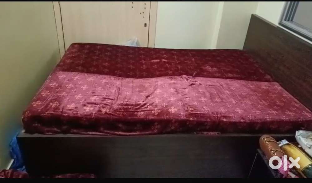 Strong wooden frame with comfortable double mattress size, sturdy base