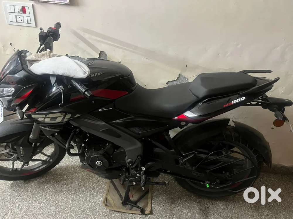 Pulsar 200ns black red colour  20 october 2025 model