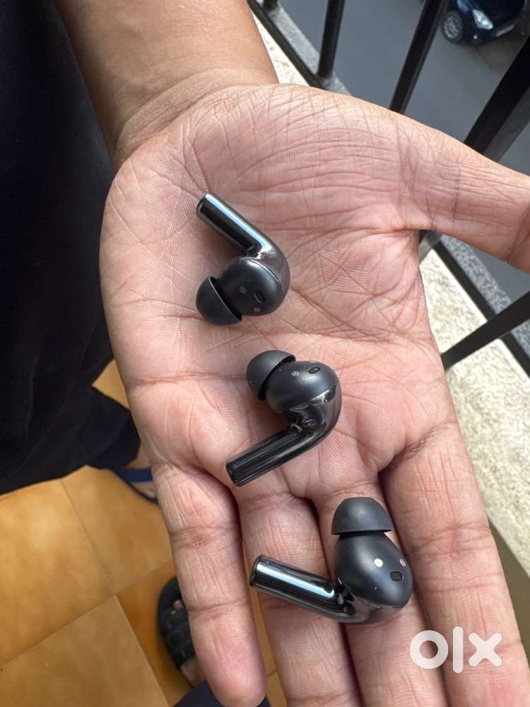 2 Right buds and 1 left Oneplus Buds 3