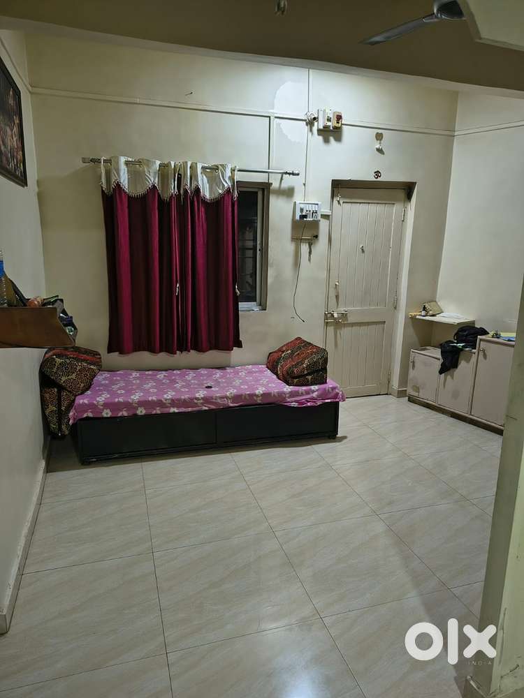 2 vacany for bachlor girls