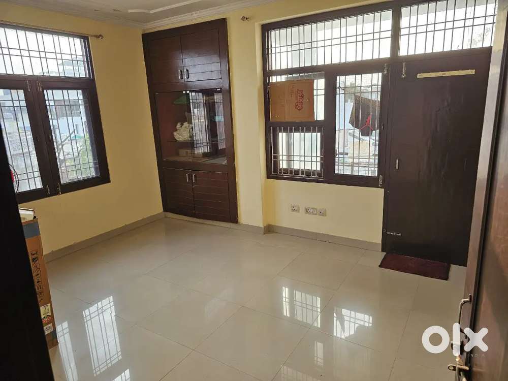 Single room for rent in independent 3bhk apartment No kitchen avbl.