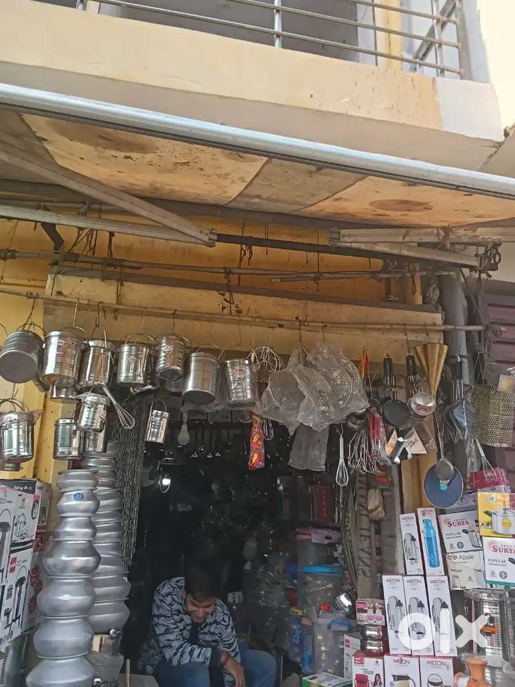 एलोपीबाग में रोड पर किराए पर दुकान खाली है