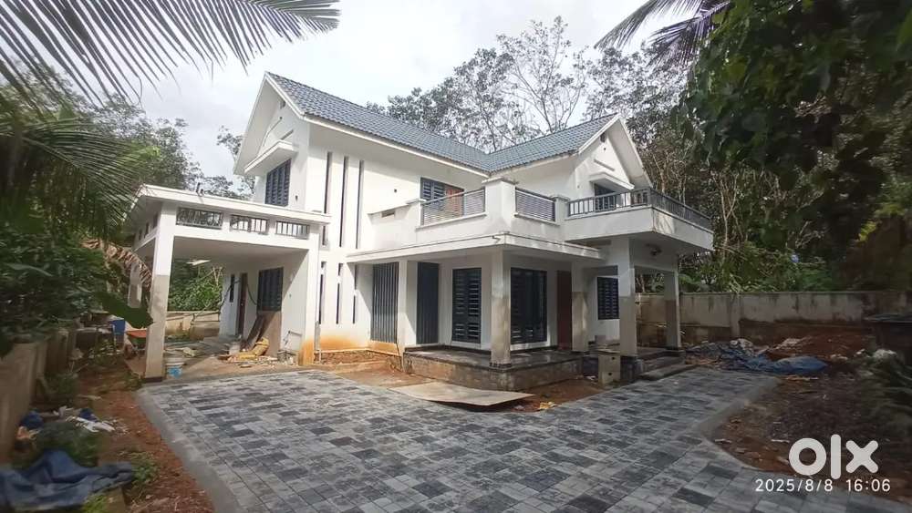 പുതിയ വീട് ഏറ്റുമാനൂർ പാലാ റോഡ് മുനിസിപ്പാലിറ്റി റോഡ് സൈഡ്