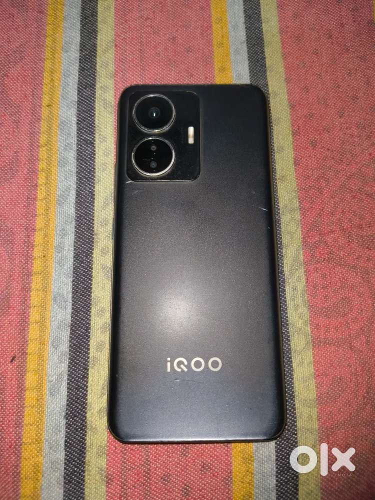 IQOO Z6 4/128 with front finger.
