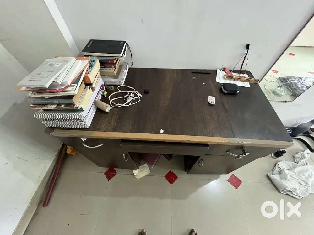 wooden table   6 months old new 6000 purchased