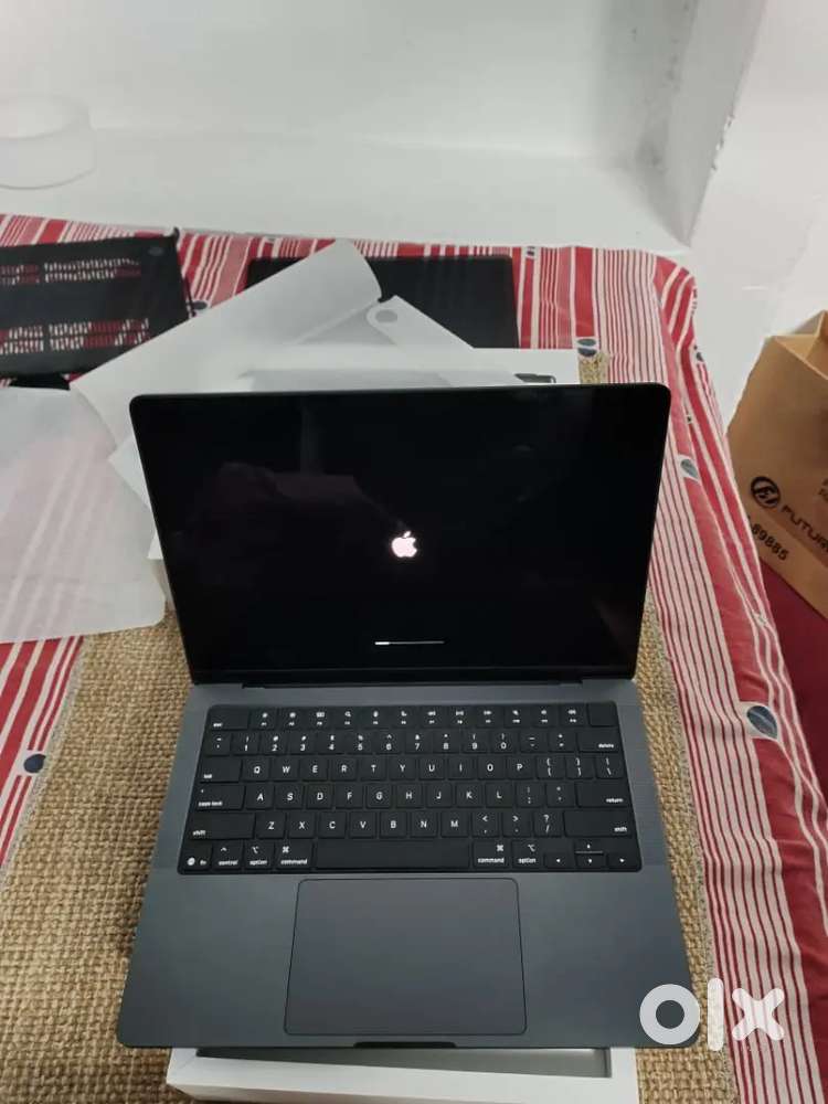 Apple Mac book m5 pro 16gb ram 500 gb harddisk