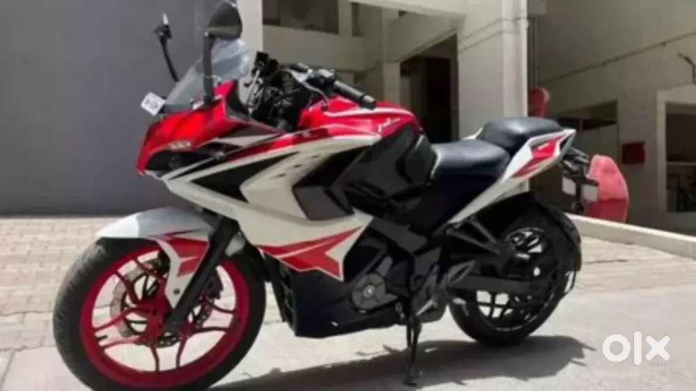 Bajaj Pulsar RS 200 बहुत बढ़िया हालत में है