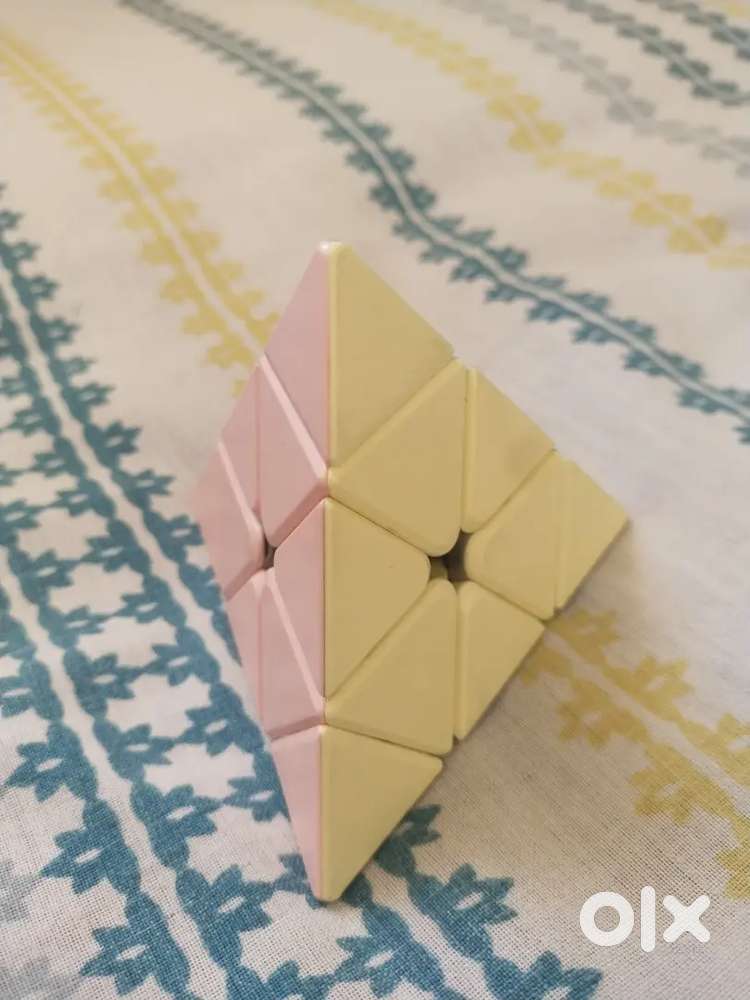 RUBIK'S PYRAMID CUBE