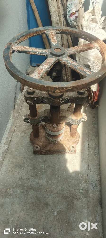 Paper plate manufacturing machine