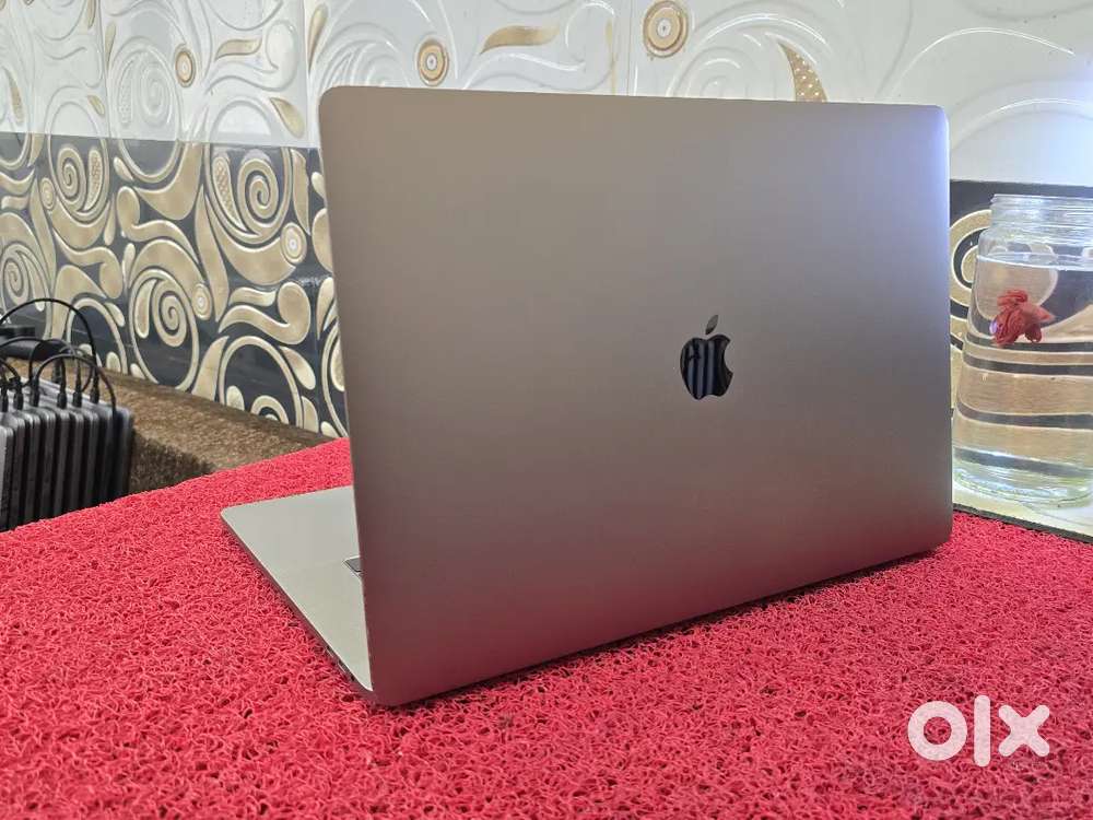 Apple Macbook Pro i9 16gb 512gb 5.5gb GRAPHICS 15inch Retina Touchbar