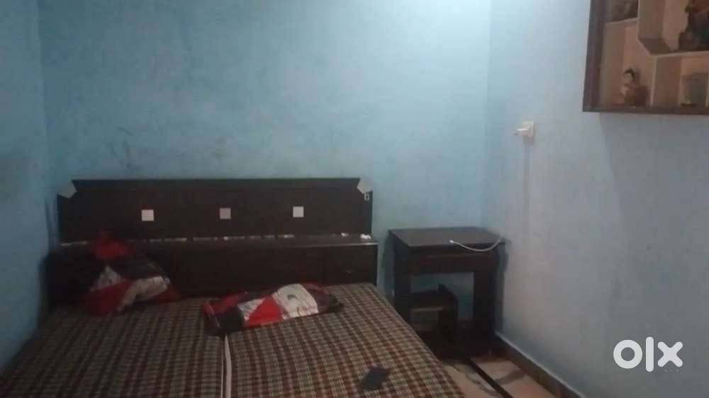 A room for rent near by bus stand n golden temple sharing or single