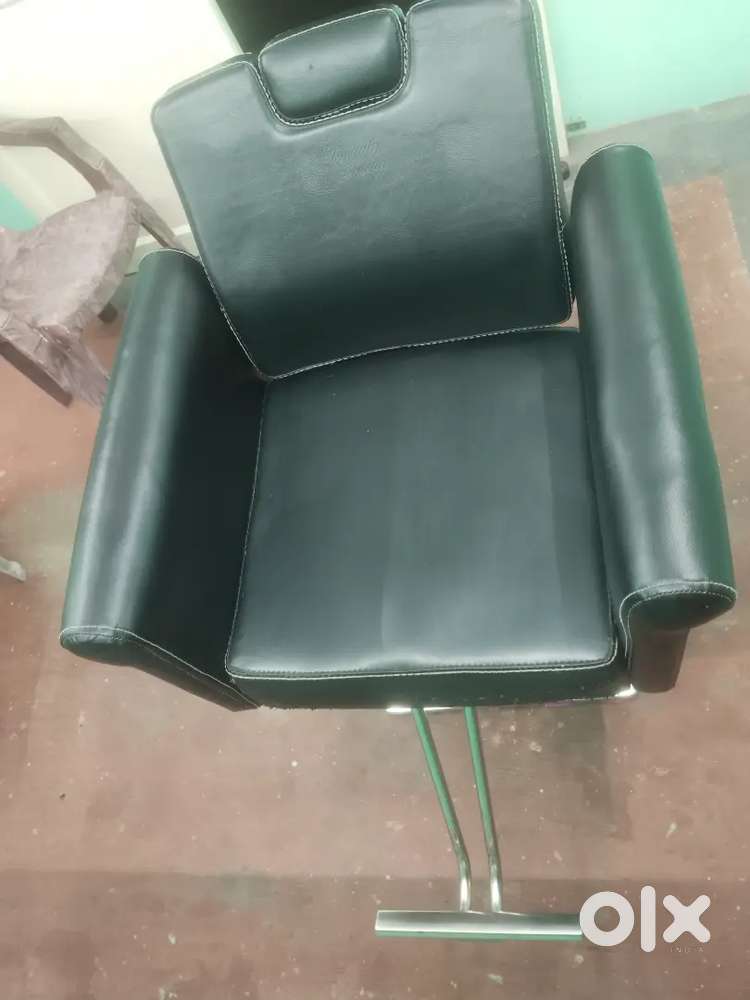Saloon chair