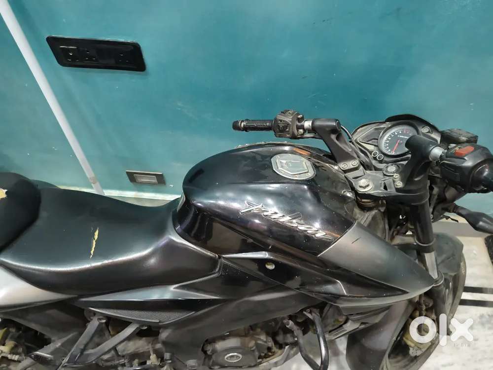 Bajaj pulsar 200ns . Single hand use new tyres new battery