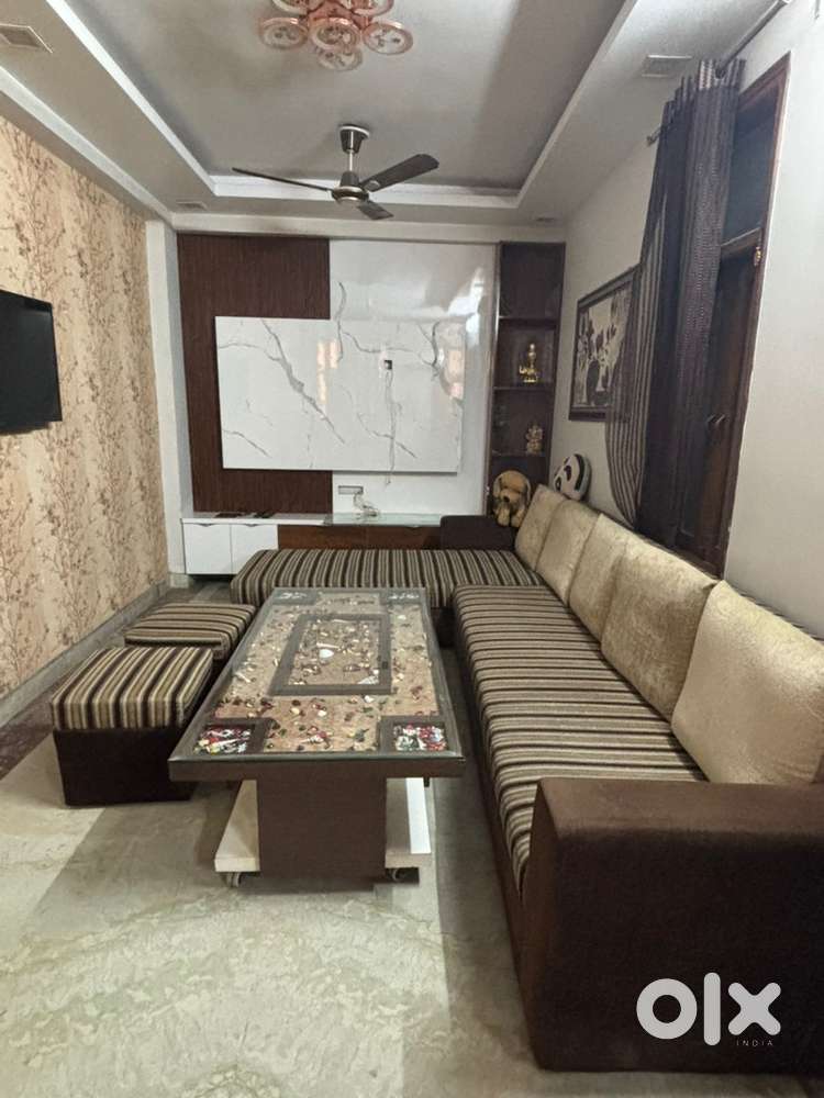 L shaped 9 seater sofa with centre table