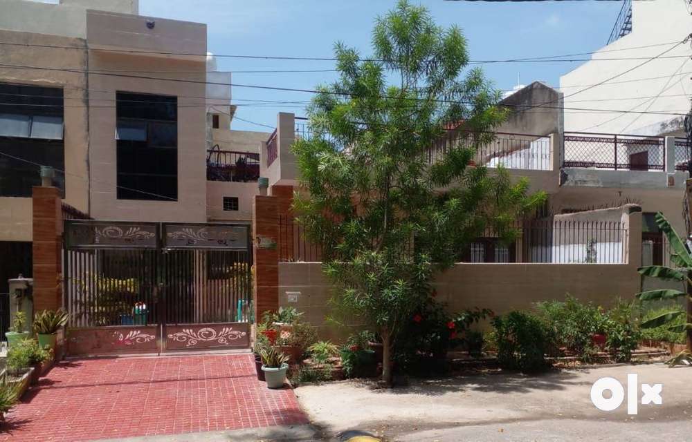 Independent villa at prime location near metro station