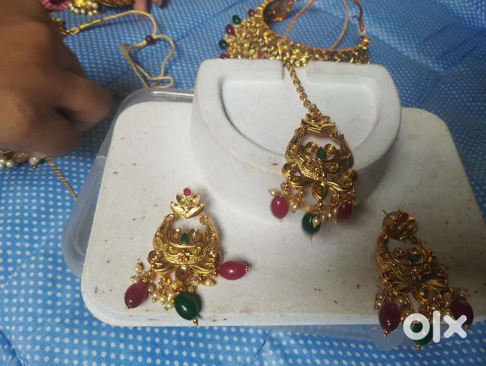 I was selling my jewellery set