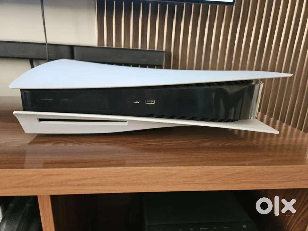 PlayStation 5 Disk edition + 2 DualSense controllers