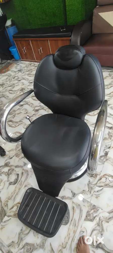 Sampoo station and spa machine and steam machine and two chairs