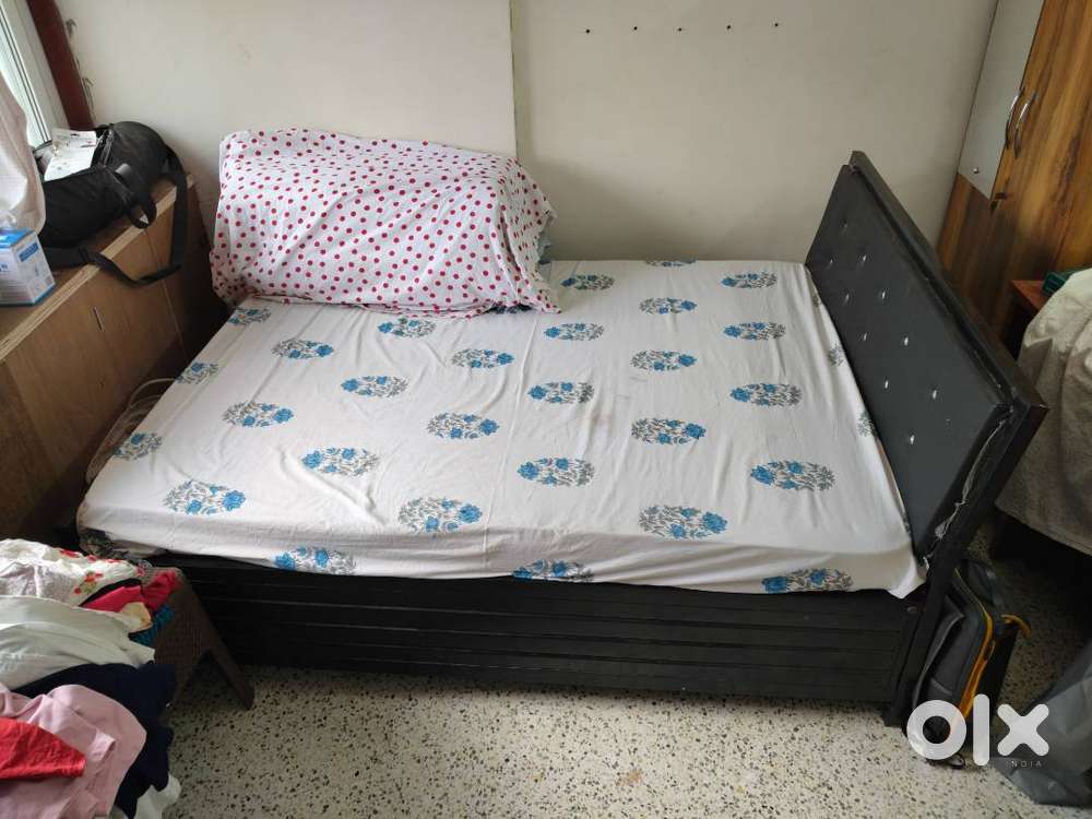 Iron king size bed and 2 cupboard for sale