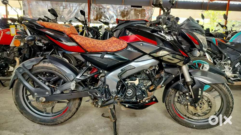 Satin black pulsar ns160 year 2023