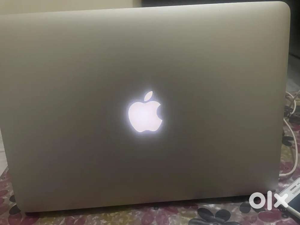 Apple MACKBOOK AIR MID 2017 (i3 intel core i5)