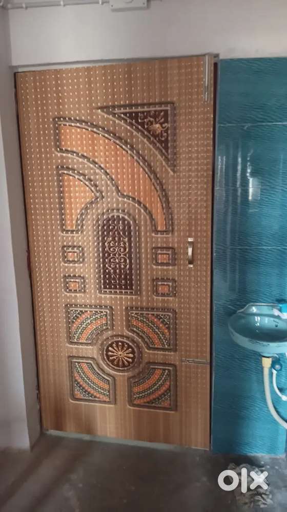 3 BHK room hai building teen kotiya mein square feet nahi pata