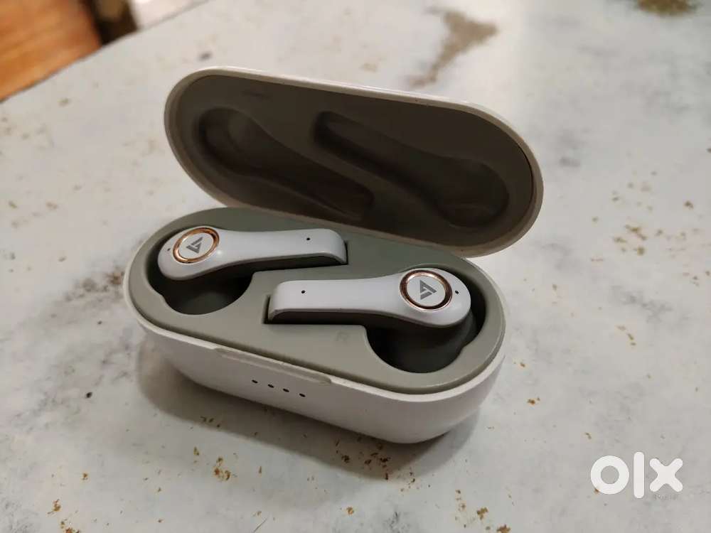 Earbuds boult audio